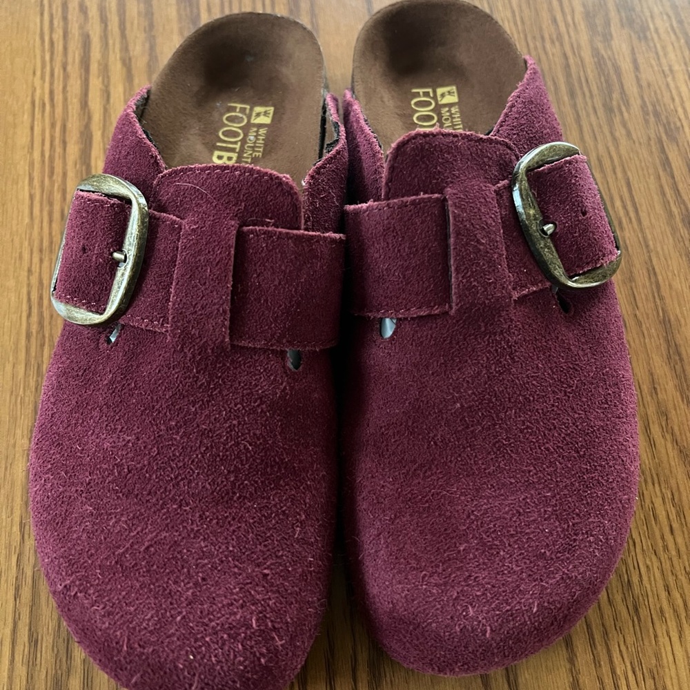 White mountain big easy footbeds women’s size 7M Burgundy Suede Buckle loafers!